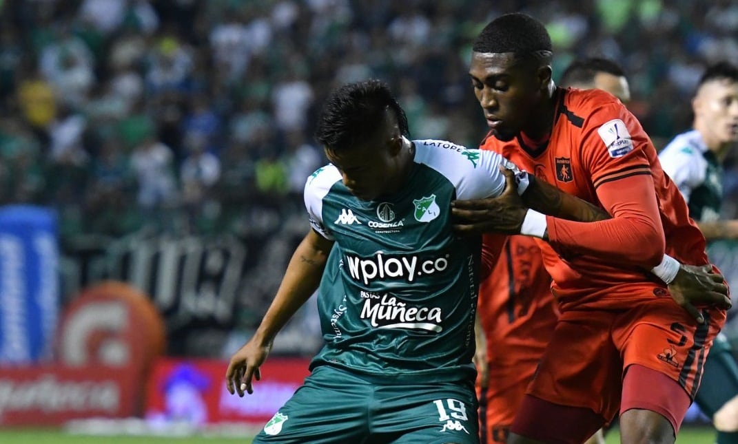 Luis Sandoval (izquierda) en un duelo con Kevin Andrade (derecha) durante el clásico vallecaucano / Dimayor