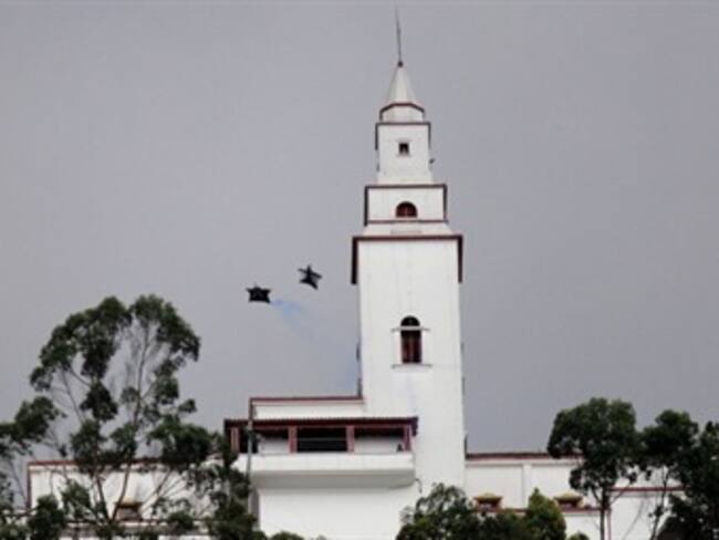 El impecable salto del "hombre ave" sobre Monserrate
