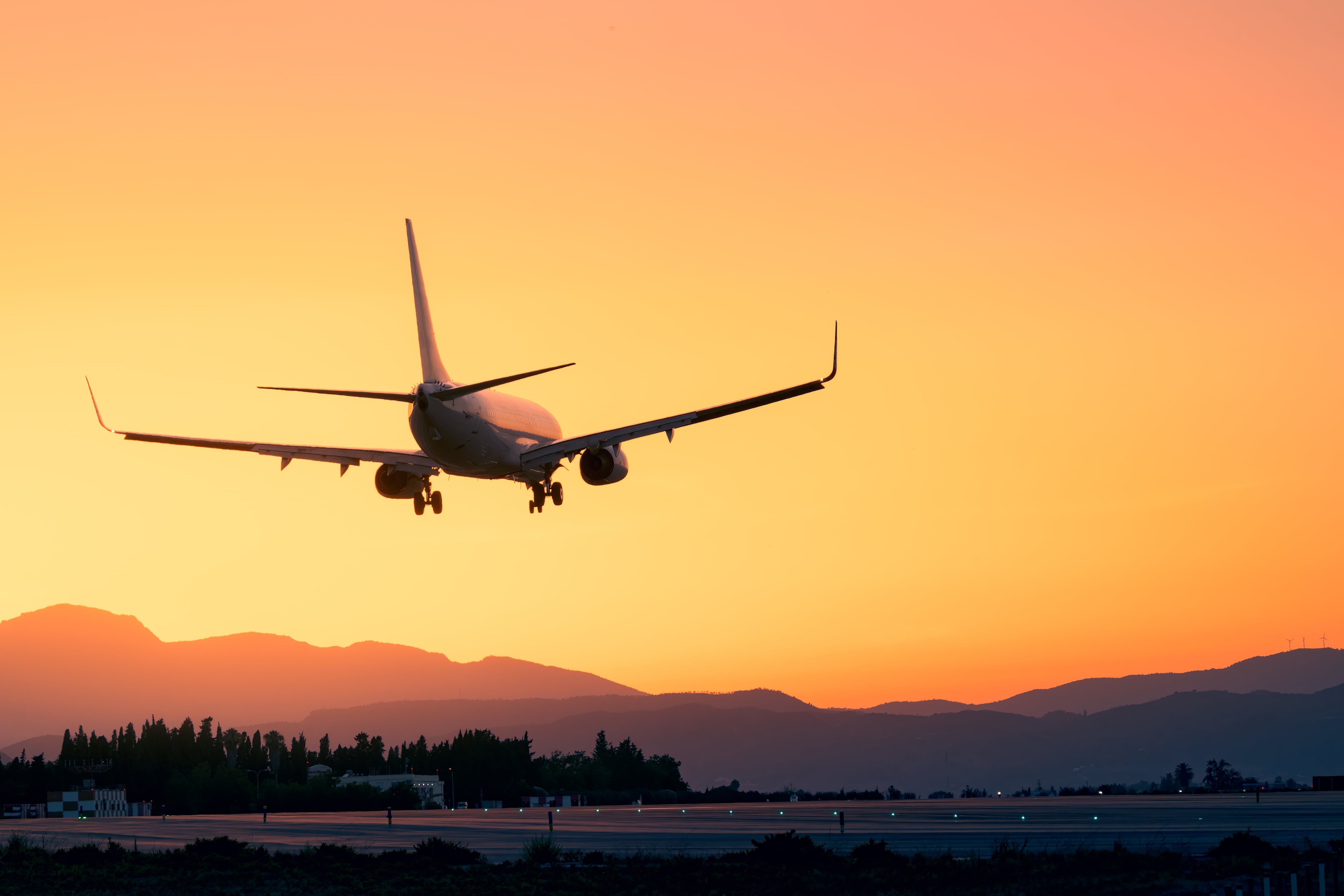 Avión aterrizando en aeropuerto (Getty Images)