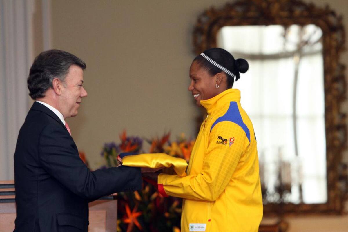 La judoca Yuri Alvear recibió la bandera antes de partir a las justas que se realizarán en Santiago de Chile del 7 al 17 8 de marzo.