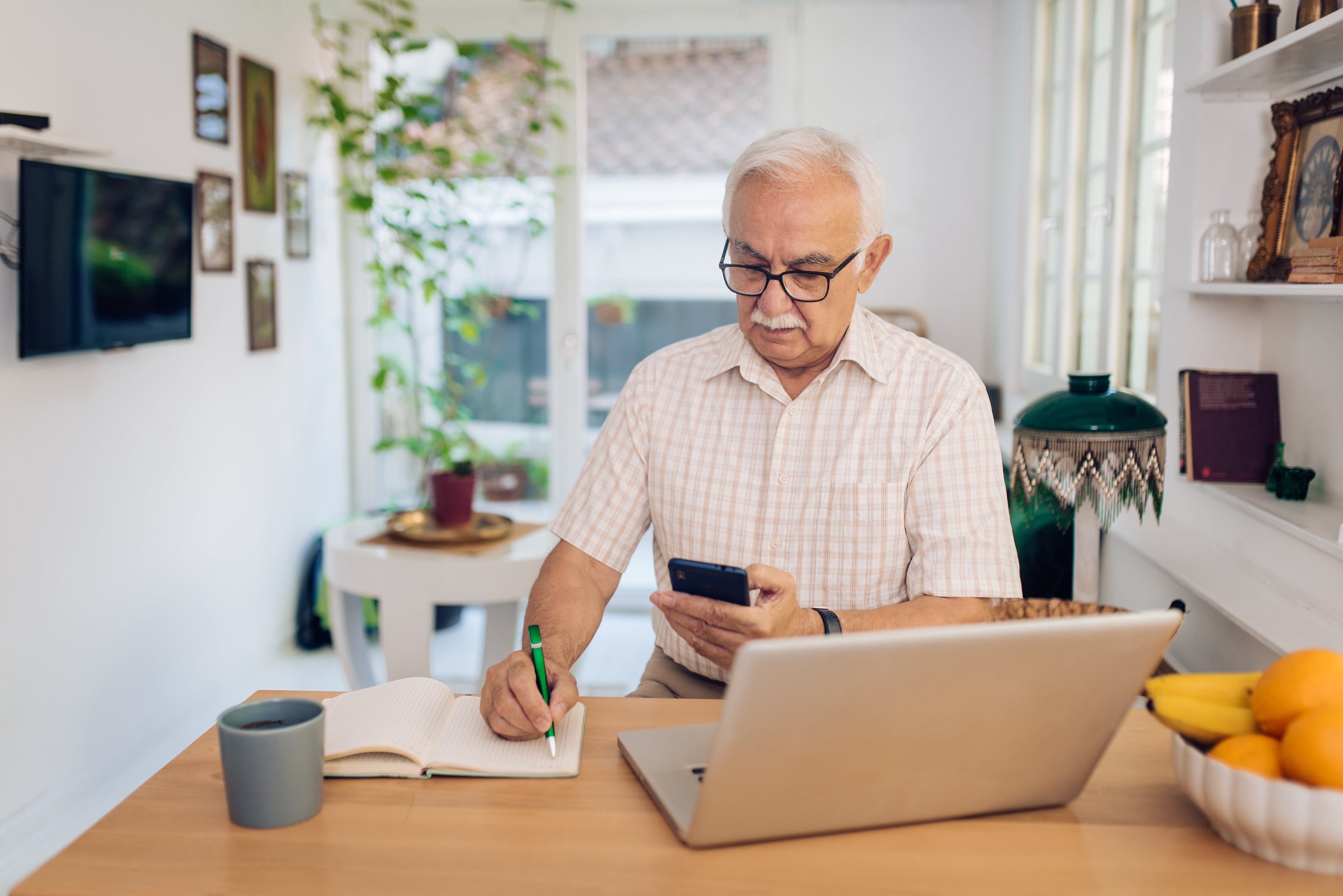 En qué casos se podría pensionar un hombre colombiano de 65 años: Así funciona el Pilar Contributivo