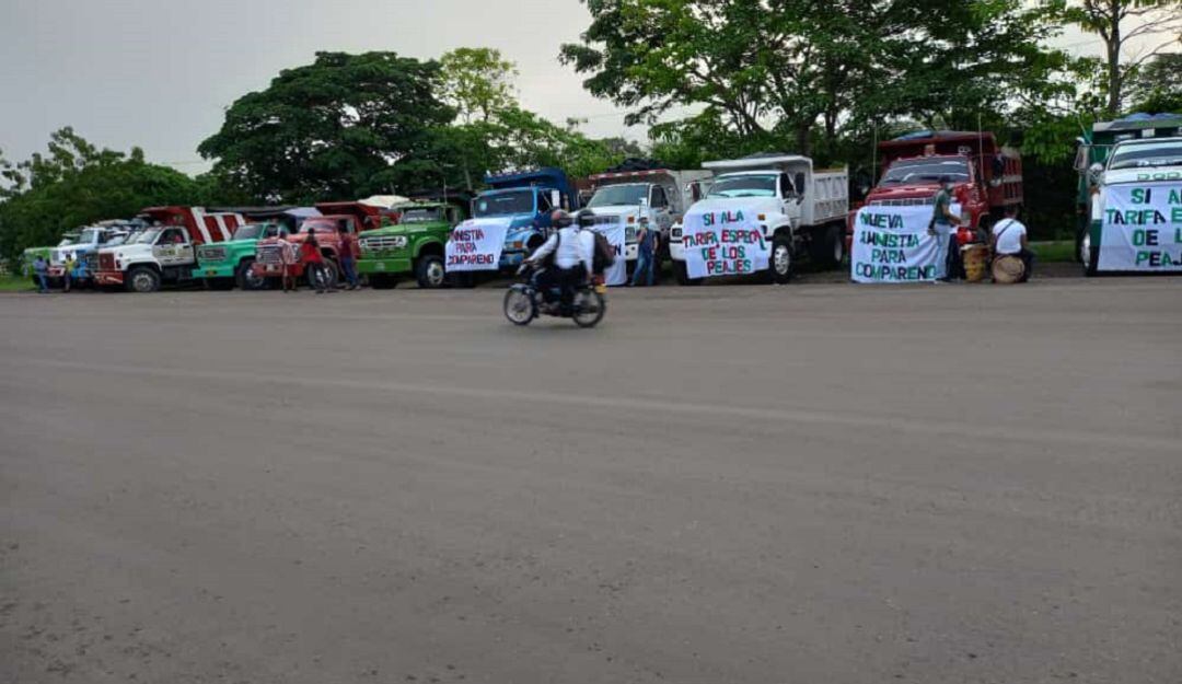 volquetas en la vía