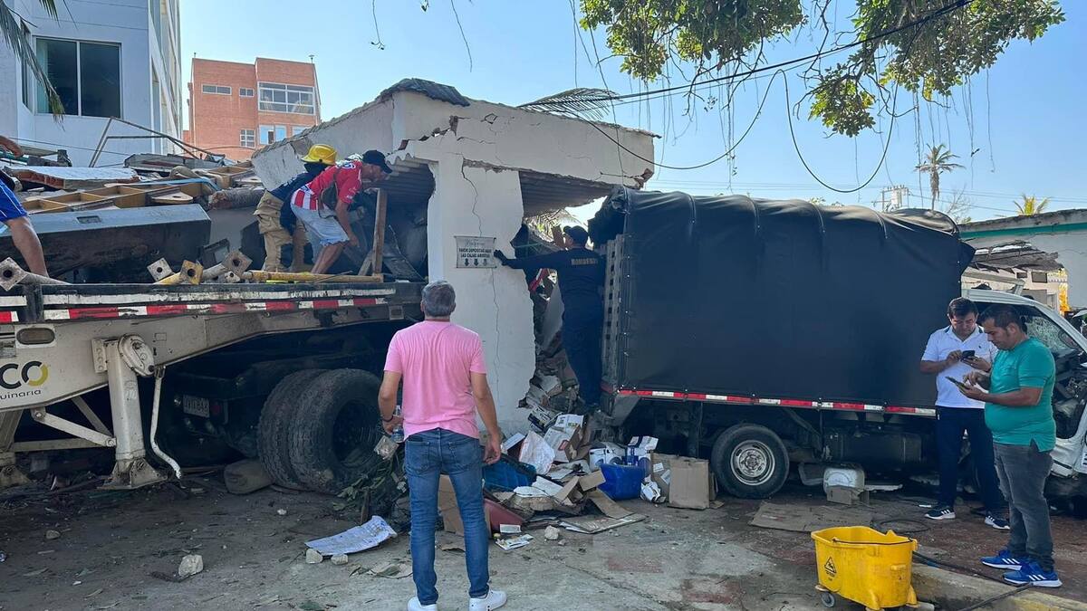 Una tractomula chocó contra un hotel en Puerto Colombia, Atlántico