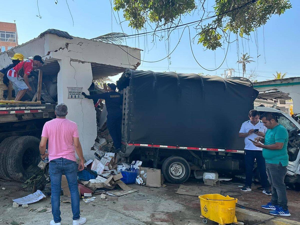 Una tractomula chocó contra un hotel en Puerto Colombia, Atlántico