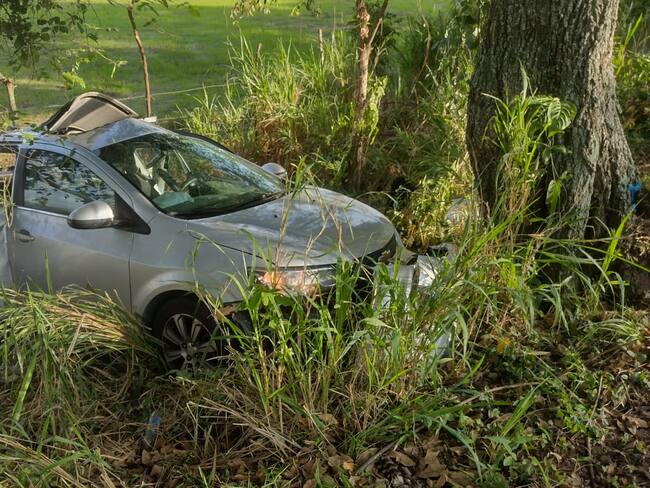 El automóvil se salió de la vía y chocó contra un árbol