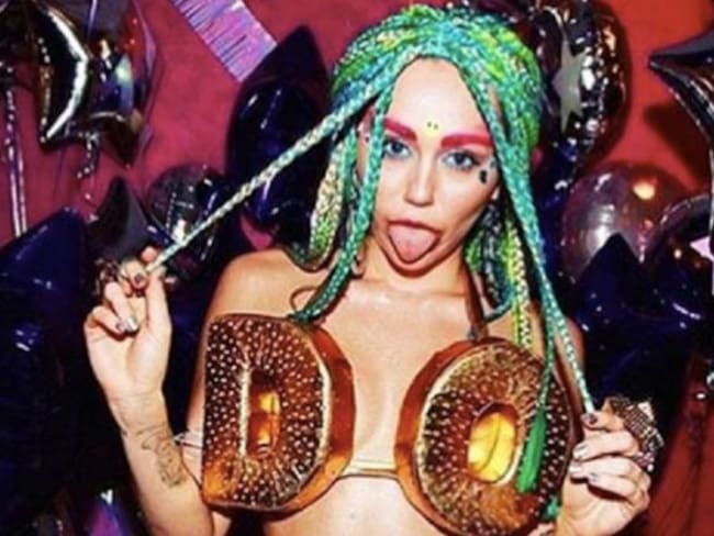 Miley Cyrus de nuevo publica una foto en Instagram ligera de ropa