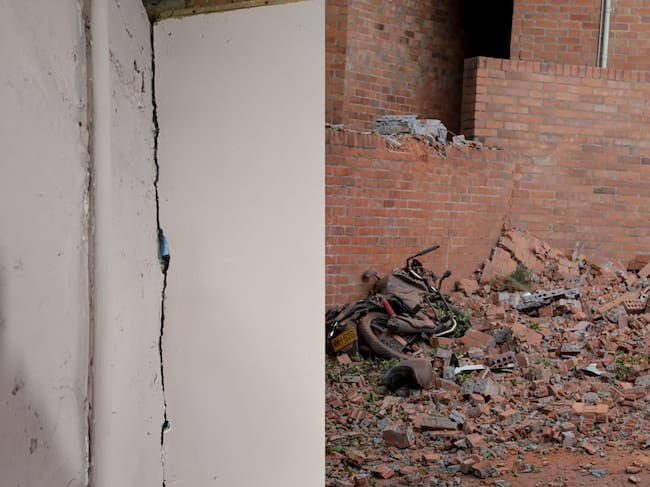 Grietas en edificios de algunas ciudades de Colombia tras terremoto este 10 de agosto 2026. Fotos: Caracol Radio y Getty Images.