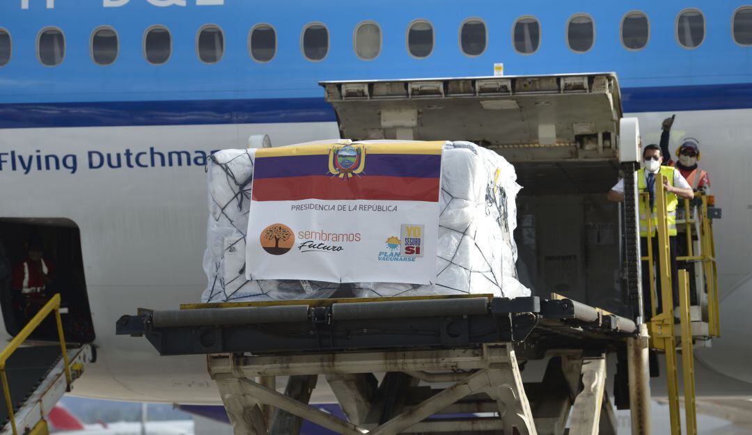 Cargamento de vacunas llegando a Ecuador 