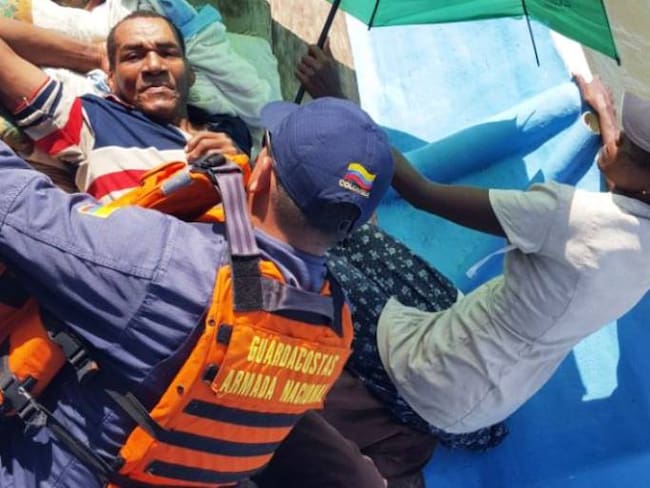 Armada Nacional rescata a seis personas a la deriva cerca a Cartagena