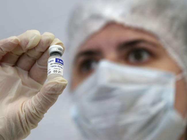 Rusia comenzó campaña de vacunación y Escocia lo hará el martes