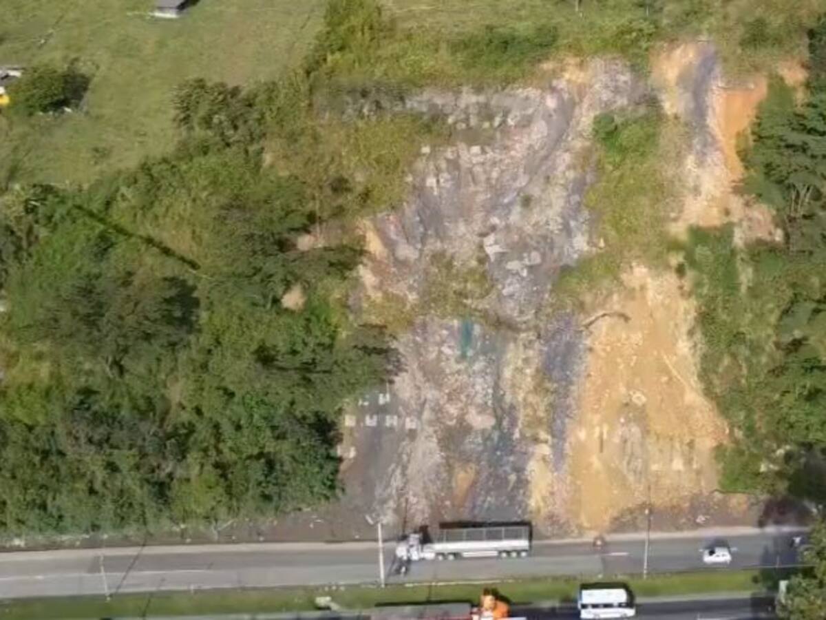 Restricción en la variante a Caldas: caída de material mantiene riesgo latente
