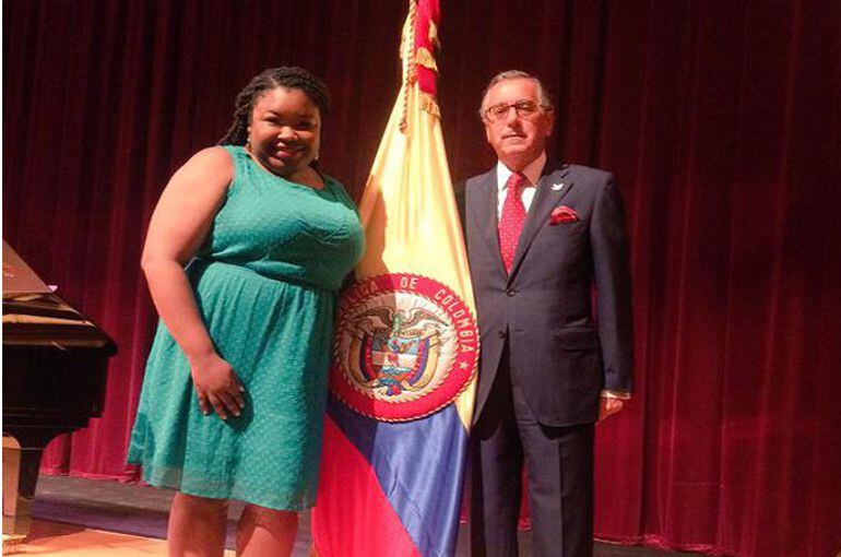 Betty Garcés con el embajador Néstor Osorio, en Londres. Foto: Twitter @colombianembuk