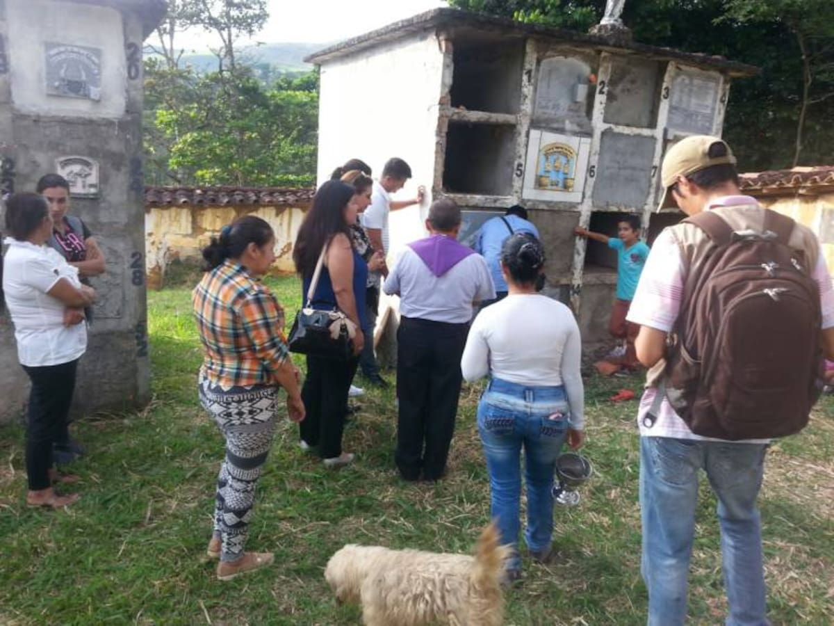 Cambiaron lápida de la tumba de niño reclutado por AUC en Santander