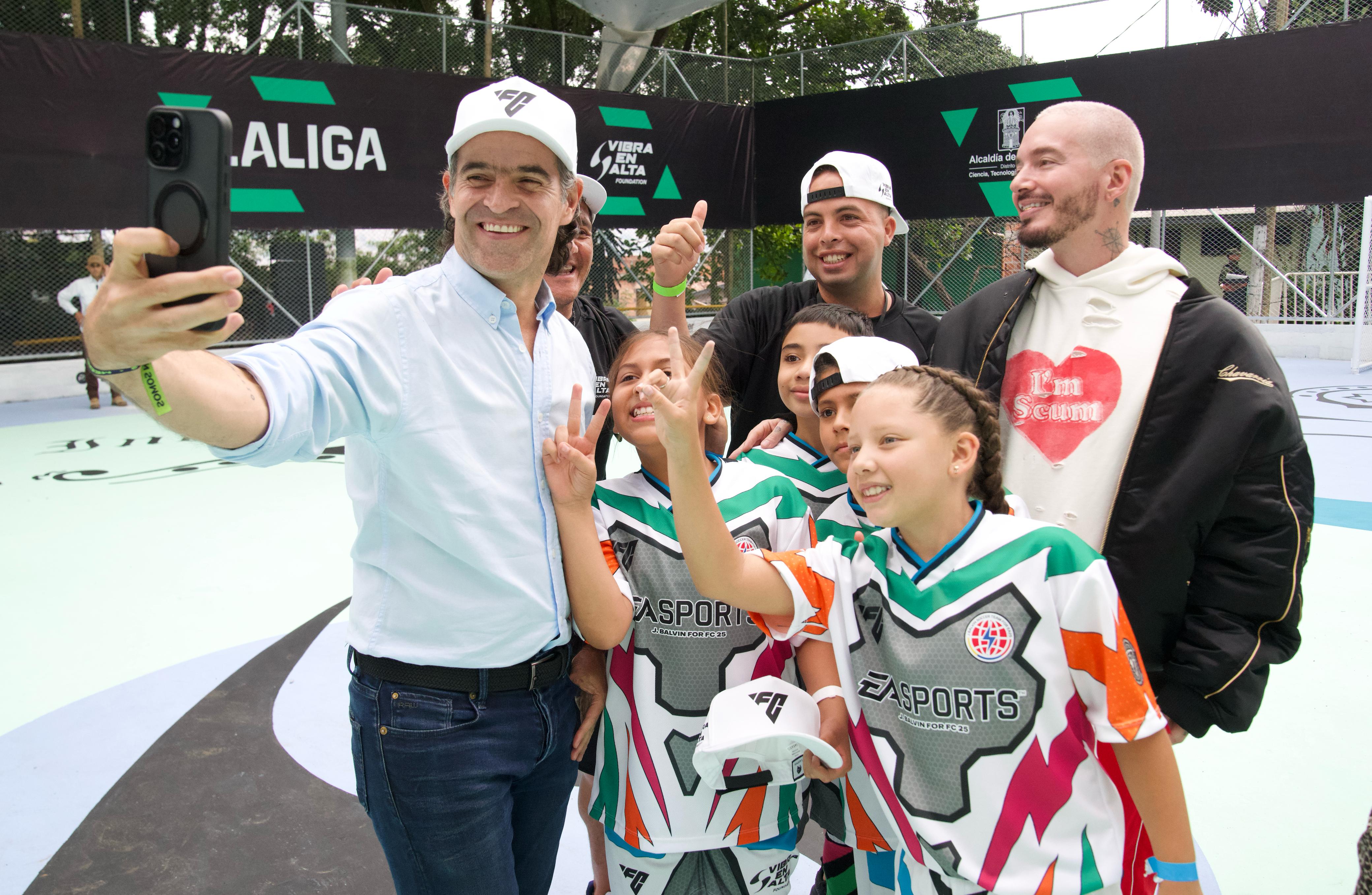 Entrega de la Cancha Santa Inés en Manrique. Foto: Alcaldía de Medellín.