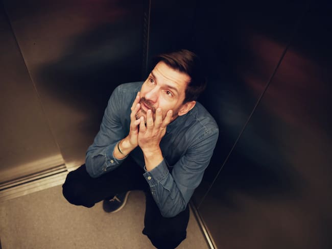 Hombre atrapado en escensor (Getty Images).