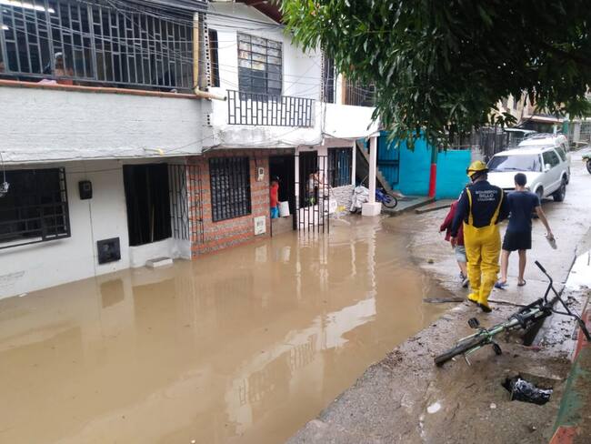 En al menos cinco sectores de Bello hubo inundaciones en calles y viviendas por las fuertes lluvias. Foto: Alcaldía de Bello.