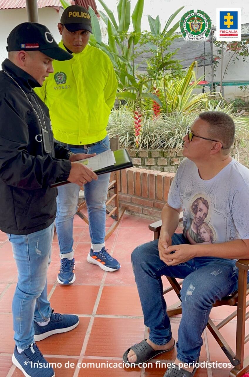 Señala que le regaló un celular por medio del cual le enviaba mensajes de maneraconstante y le hacía videollamadas utilizando lenguaje morboso y erótico, invitándola a
sostener relaciones sexuales.