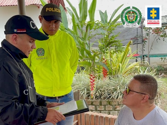 Señala que le regaló un celular por medio del cual le enviaba mensajes de maneraconstante y le hacía videollamadas utilizando lenguaje morboso y erótico, invitándola a
sostener relaciones sexuales.