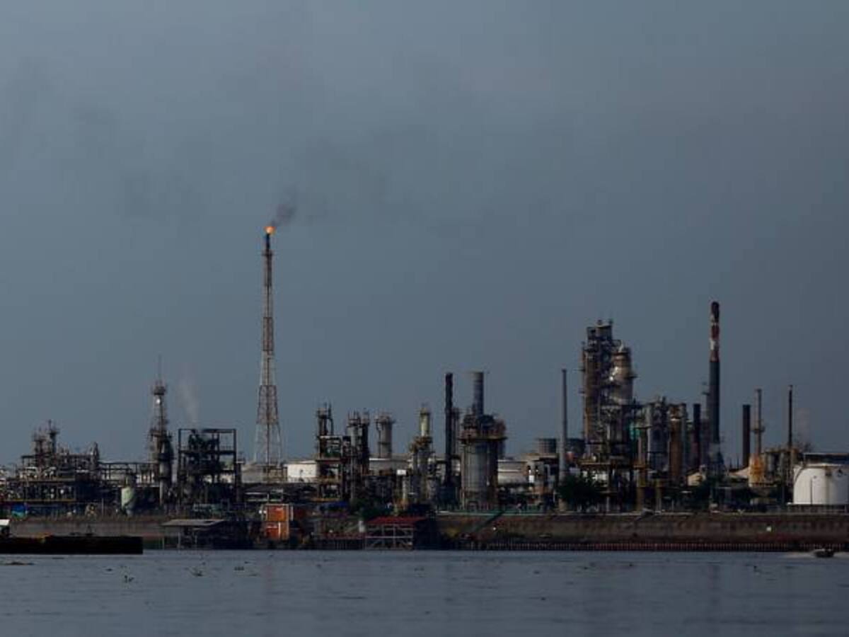 Petróleo y bebidas jalonaron repunte de la industria colombiana