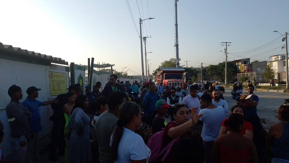 Bloquean vías de acceso en Bicentenario en protesta por falta del servicio agua
