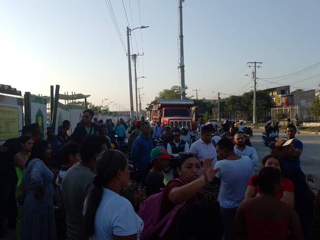 Bloquean vías de acceso en Bicentenario en protesta por falta del servicio agua
