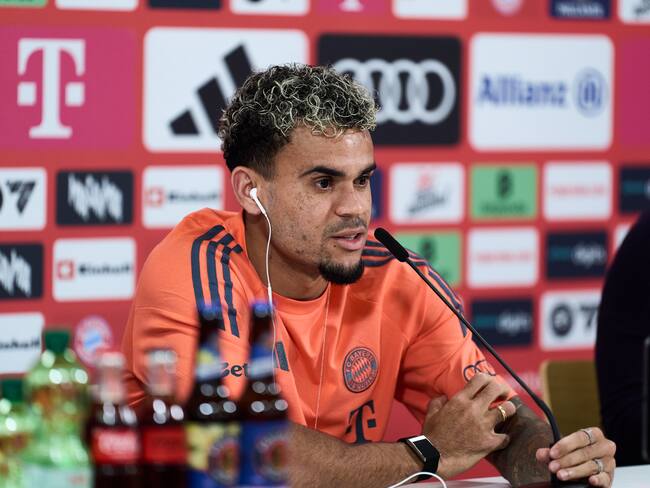 Luis Díaz en rueda de prensa de presentación con el Bayern Múnich / Foto: Bayern