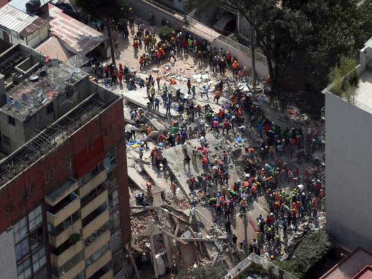 Personas bajo los escombros piden ayuda con gritos y llamadas celulares