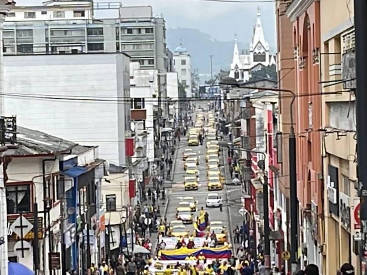 Taxistas realizan plan tortuga por las principales calles de Manizales