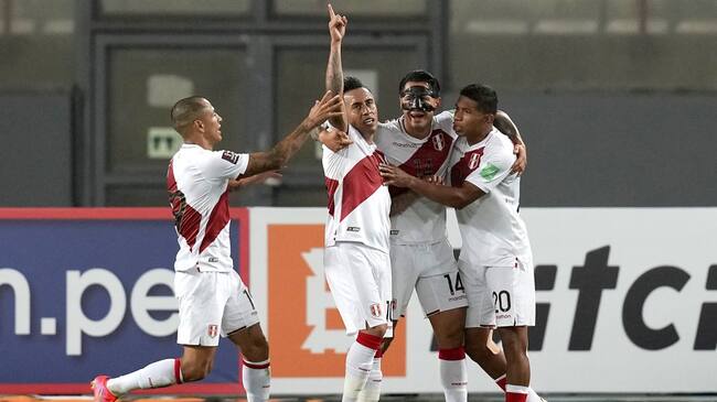 Christian Cueva festeja su anotación ante Perú.