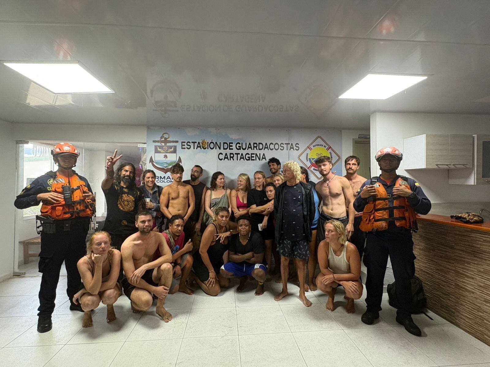 Turistas rescatados por los guardacostas. // Armada Nacional