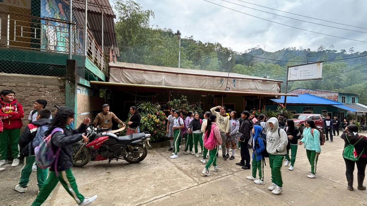 Padres de familia del colegio Las Juntas en el Huila exigen reanudar obras suspendidas
