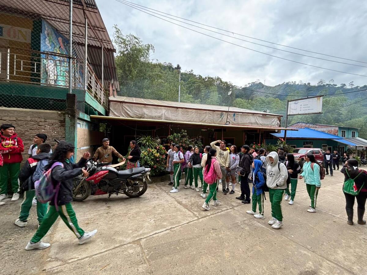 Padres de familia del colegio Las Juntas en el Huila exigen reanudar obras suspendidas