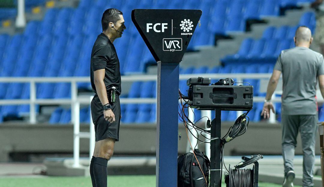 Mario Herrera revisa el VAR en un partido del fútbol colombiano.