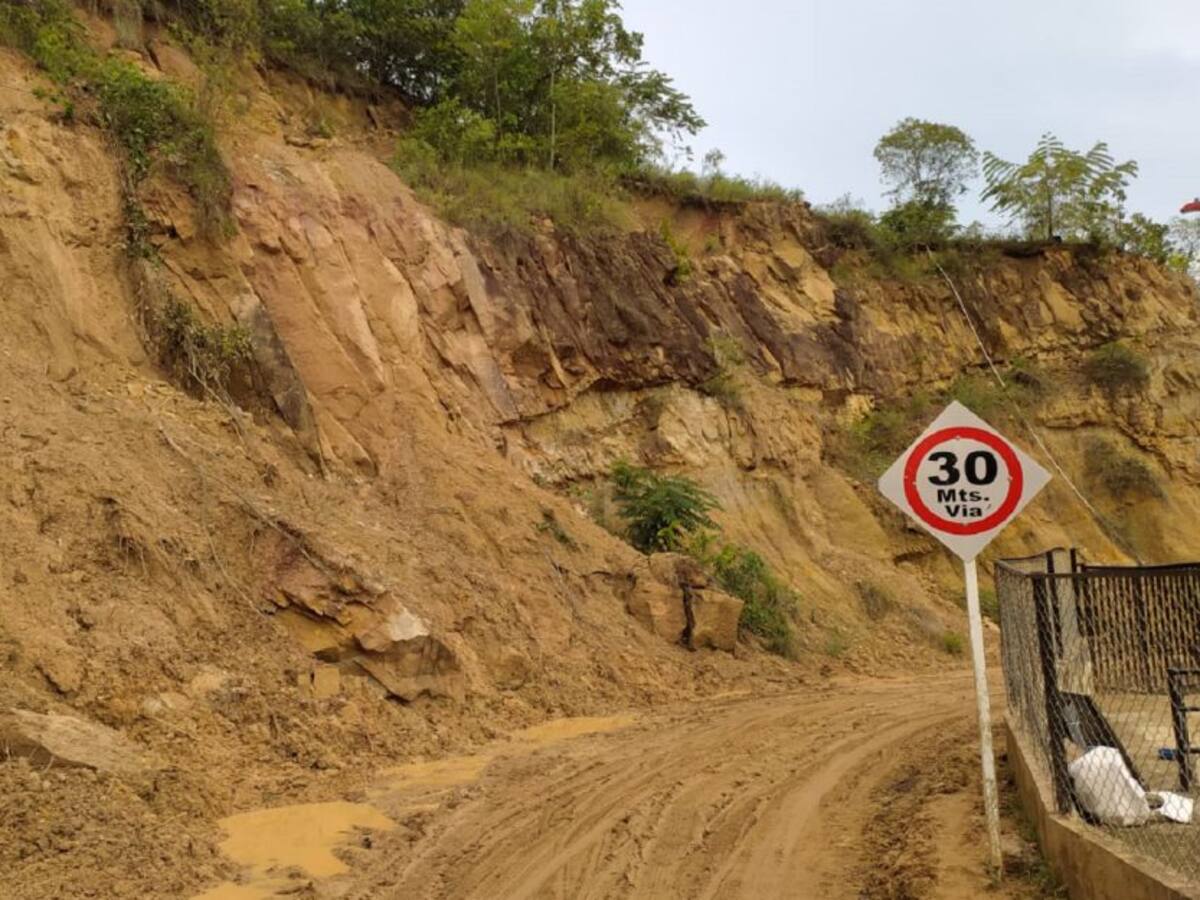 14 puntos críticos afectados por el invierno atiende maquinaria del Tolima