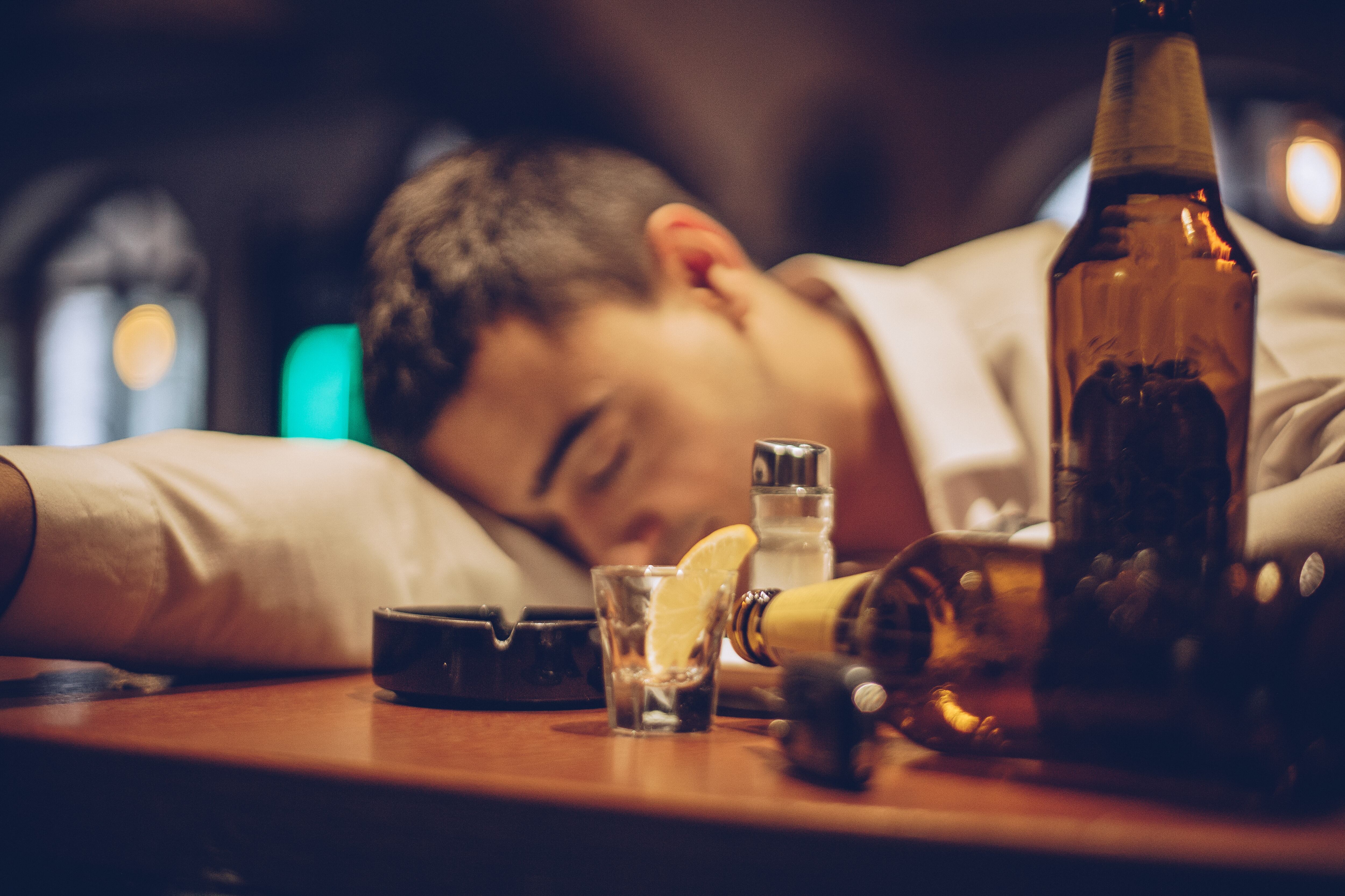 Hombre borracho, imagen de referencia. Foto: Getty Images.