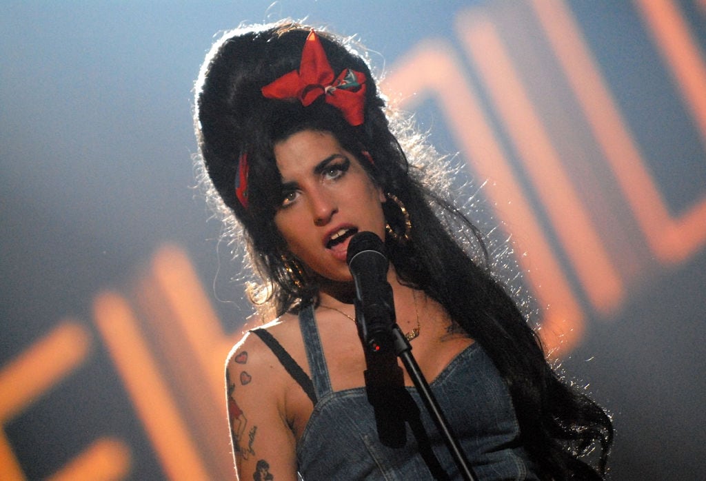 MUNICH, GERMANY - NOVEMBER 01: Singer Amy Winehouse performs "Back to Black" on stage during the 2007 MTV Europe Music Awards held at the Olympiahalle on November 1, 2007 in Munich, Germany. (Photo by Jeff Kravitz/FilmMagic)