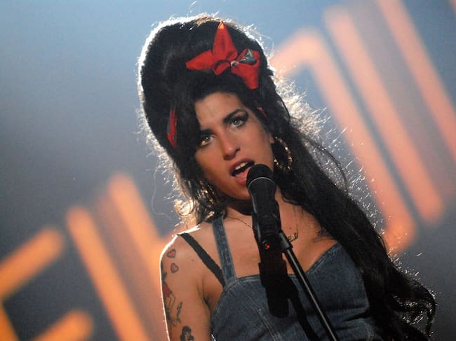 MUNICH, GERMANY - NOVEMBER 01: Singer Amy Winehouse performs "Back to Black" on stage during the 2007 MTV Europe Music Awards held at the Olympiahalle on November 1, 2007 in Munich, Germany. (Photo by Jeff Kravitz/FilmMagic)