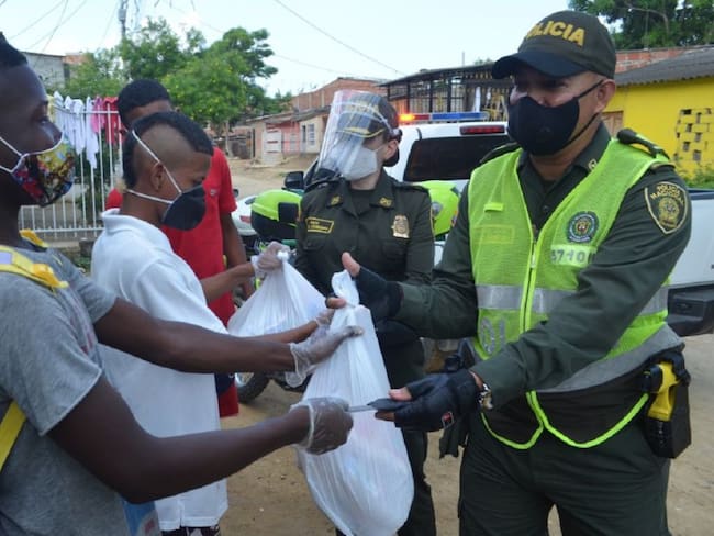 Jóvenes en riesgo entregan las armas y reciben mercados en Cartagena