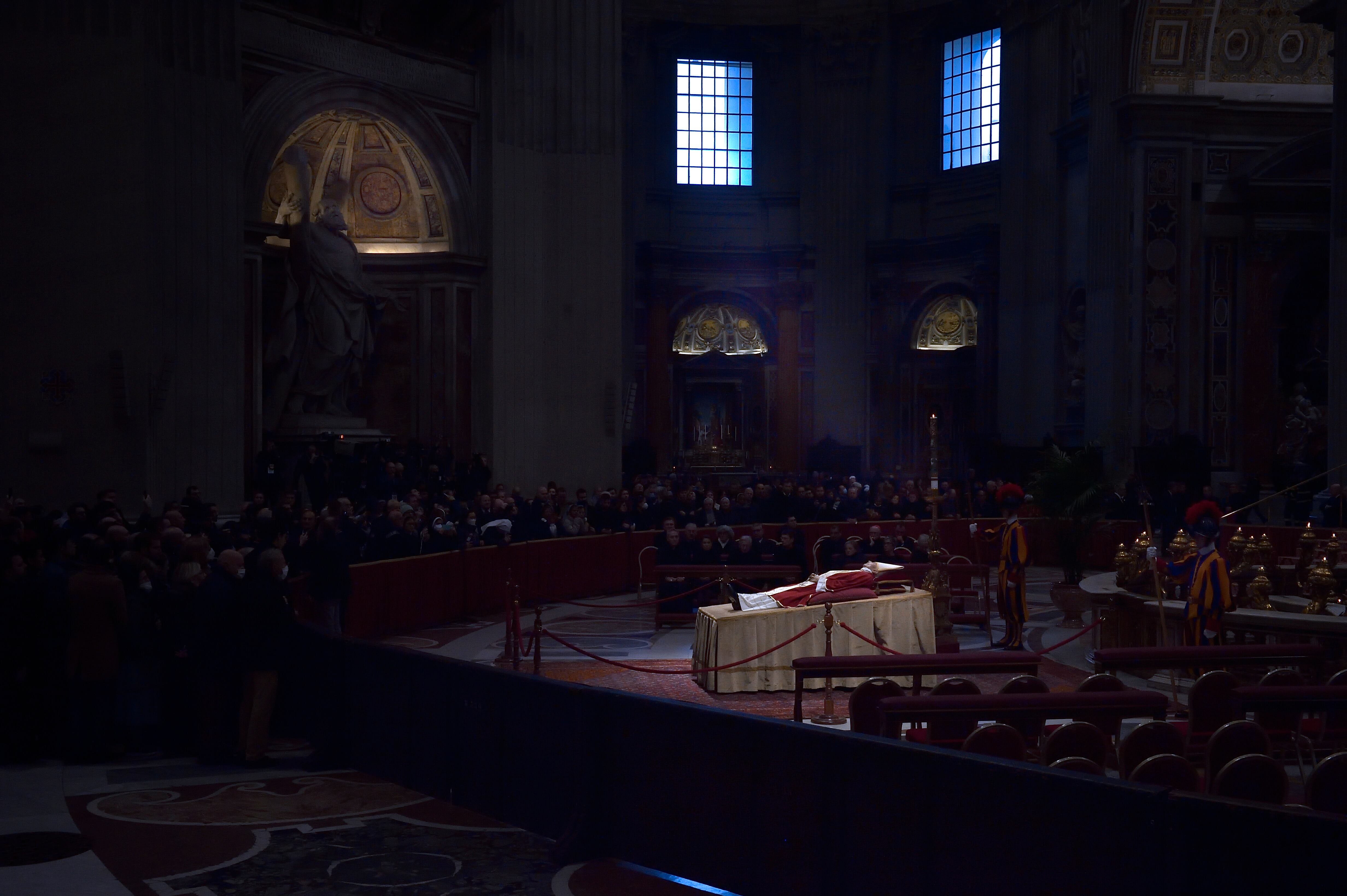 El Papa Emérito Benedicto XVI en la capilla funeraria de la Basílica de San Pedro en el Vaticano, el 2 de enero de 2023 en la Ciudad del Vaticano, Roma, Italia. Foto de Stefano Spaziani/Europa Press vía Getty Images.