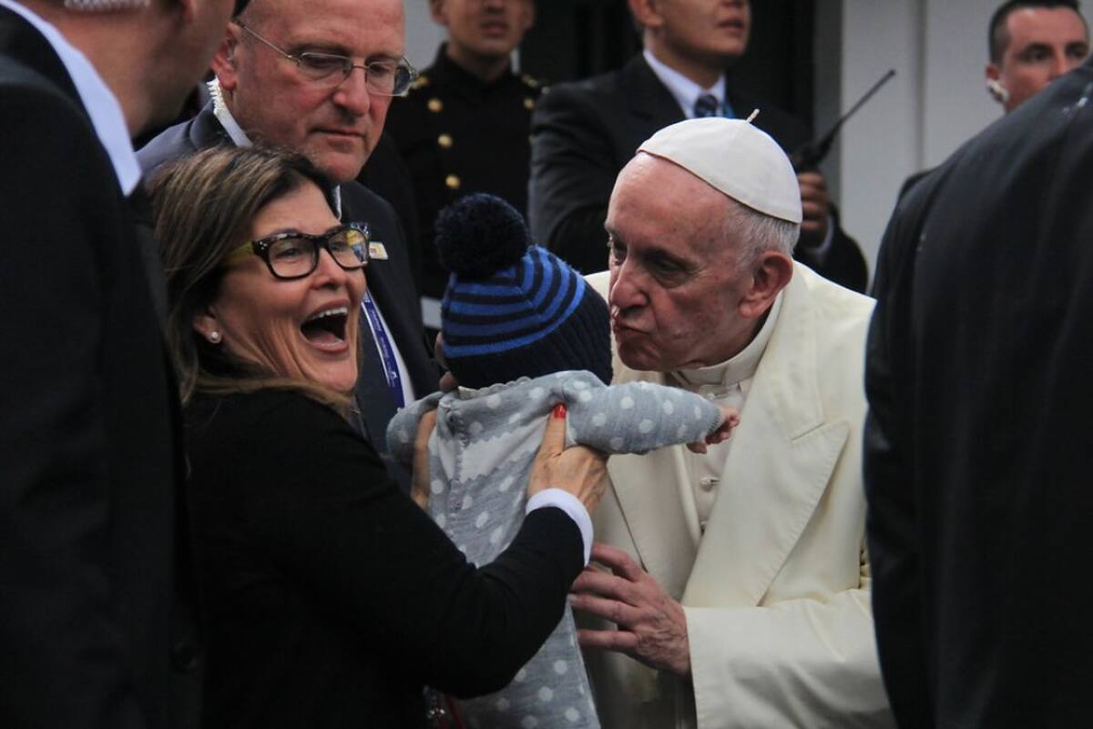Las madres se han acercado a la Nunciatura para que sus bebés puedan estar cerca del sumo pontífice.