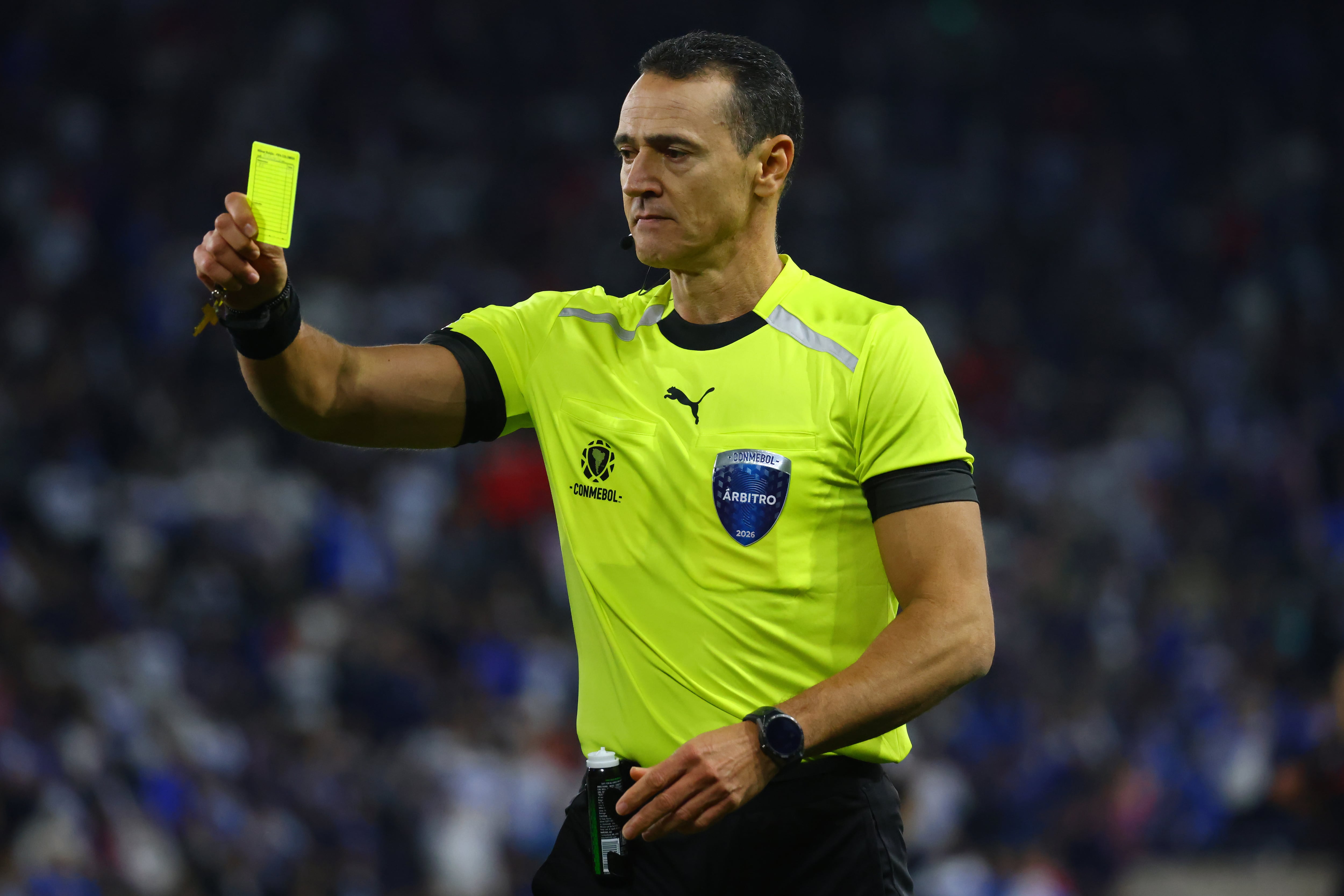 Wilmar Roldán durante su dirección del juego U. Católica Vs. Estudiantes. (Photo by Marcelo Hernandez/Getty Images)