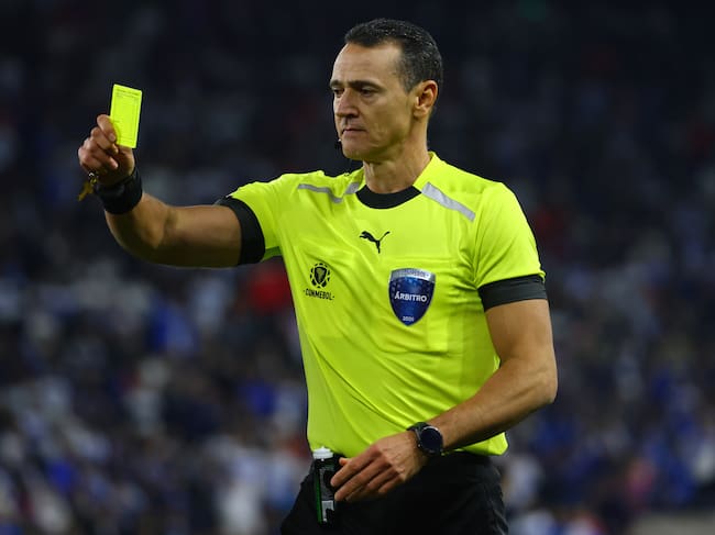 Wilmar Roldán durante su dirección del juego U. Católica Vs. Estudiantes. (Photo by Marcelo Hernandez/Getty Images)