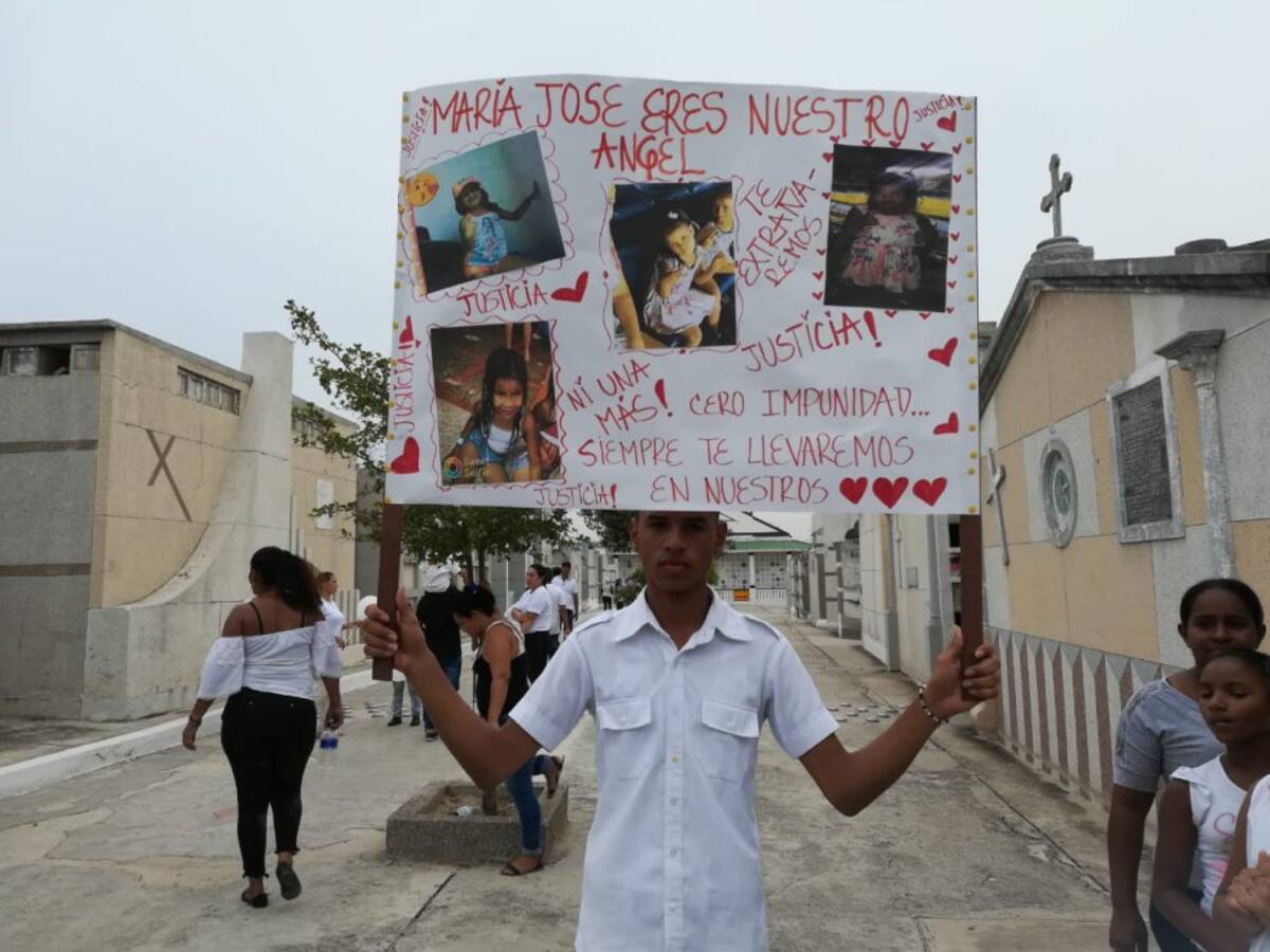 Más de 300 personas estuvieron presentes en el sepelio de María José.