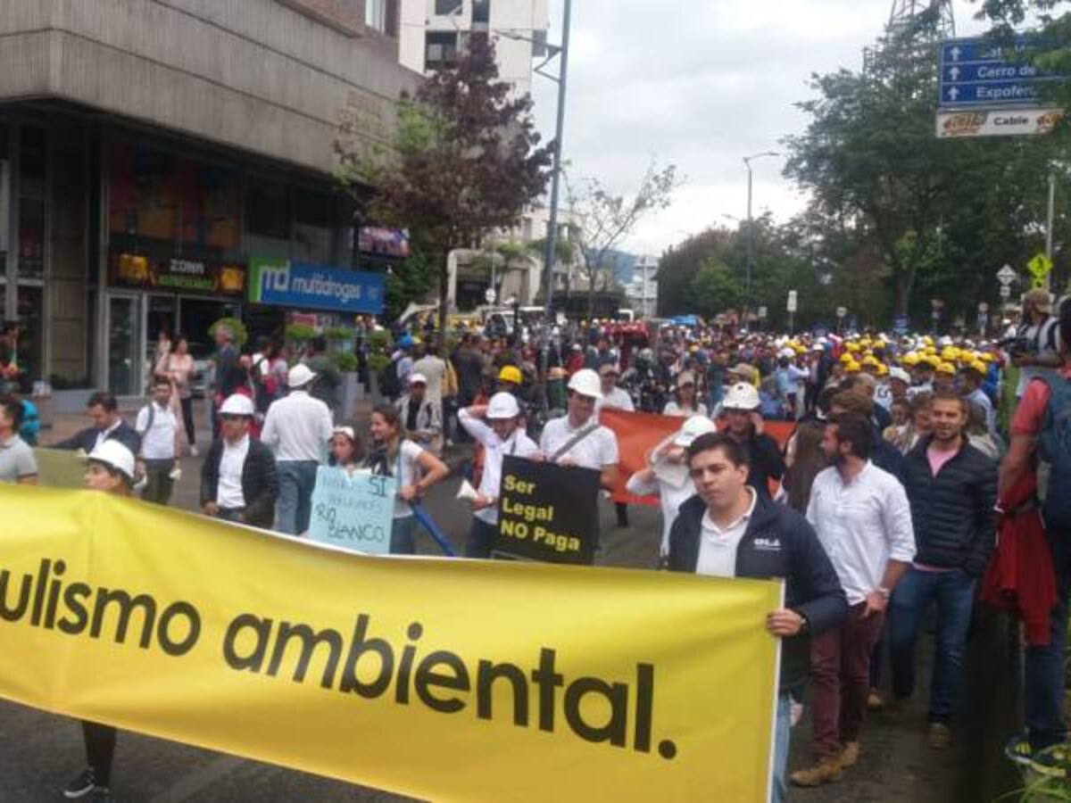 Más de 2000 personas del sector de la construcción marcharon en Manizales