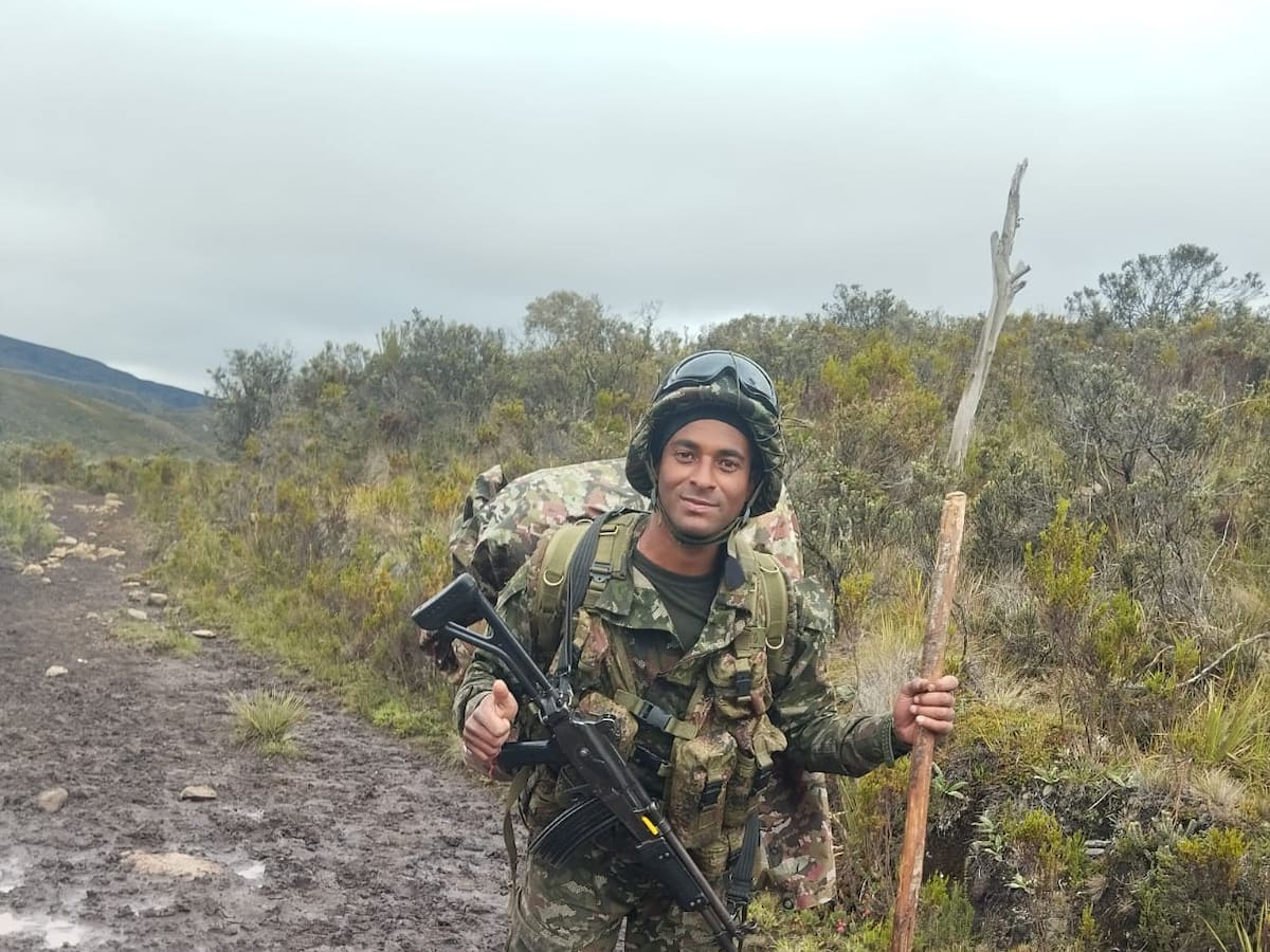 Del páramo a la Aviación: soldado colombiano transforma su destino con estudio autodidacta