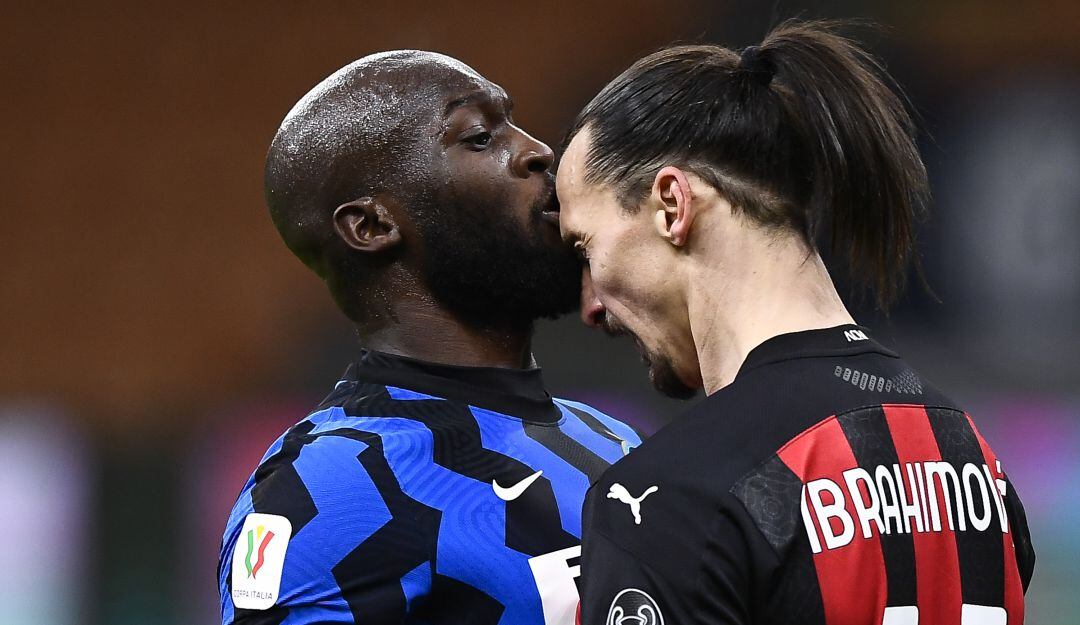 Ibrahimovic y Lukaku se enfrentan durante el derbi por los cuartos de final de la Copa Italia.