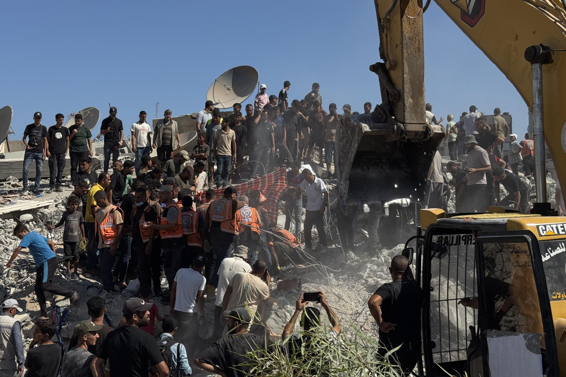 Derrumbe de un edificio residencial de seis plantas en la Franja de Gaza. EFE / Ahmad Awad