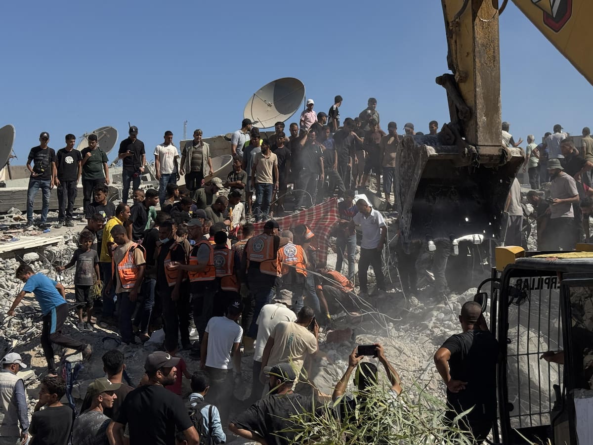 Al menos 20 muertos y 60 desaparecidos en el derrumbe de un edificio bombardeado en Gaza