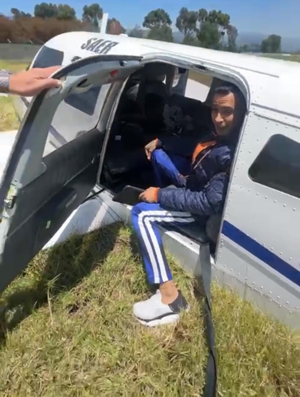 El cantante Jhon Alex Castaño sufrió accidente en el aeropuerto de Paipa / Cortesía.