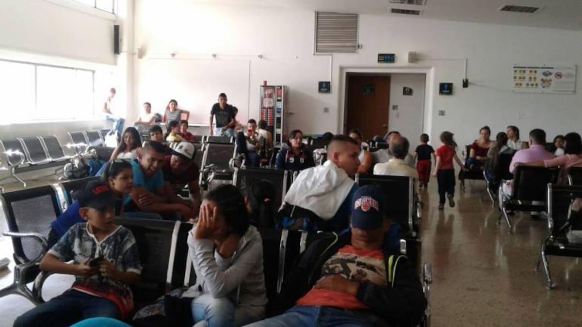 Decenas de personas esperan desde hace 12 horas respuesta de Avianca por un vuelo a San Andrés